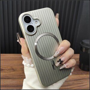 Champagne Wavy MagSafe Case